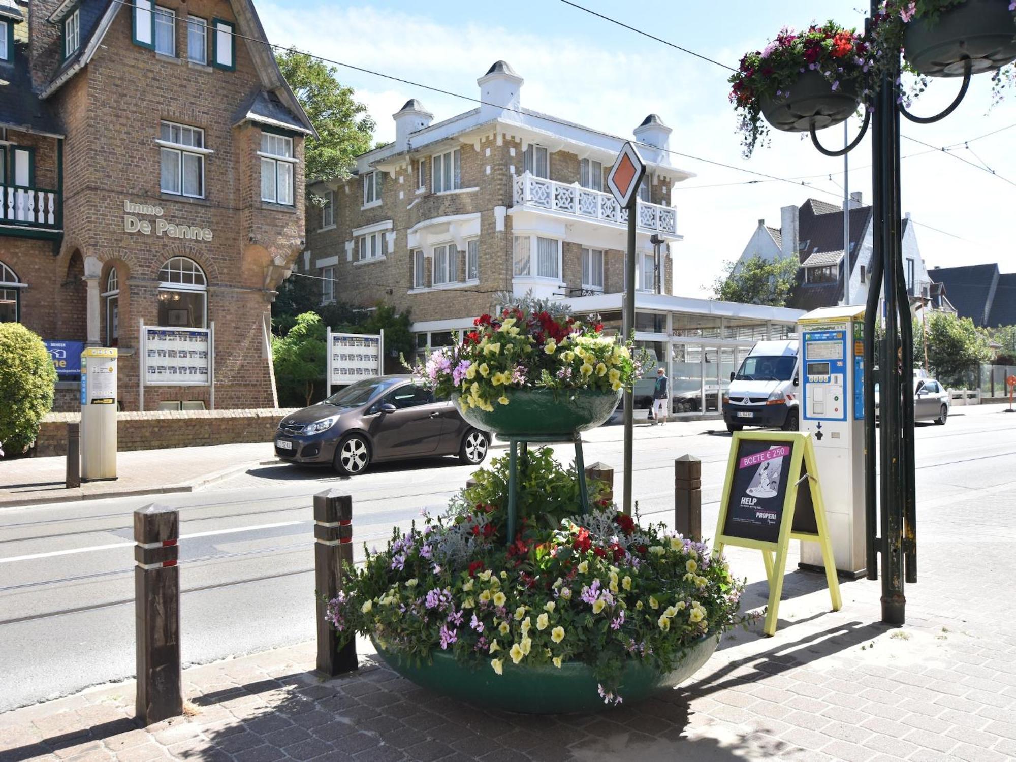 Former Hotel In The Centre And At 50 Metres From The Beach In Panne De Panne Exterior photo